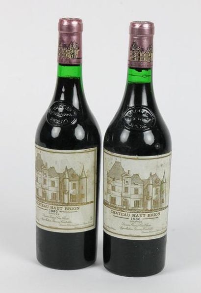 null Château HAUT-BRION, 1980 2 bouteilles (etiquettes piquées, bon niveau)