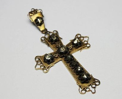 null CROIX ancienne en or jaune, la monture ornée de diamants de taille rose. Poids...