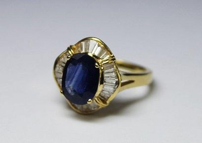 null BAGUE en or jaune ornée d'un saphir de taille ovale d'environ 2,20 carats monté...