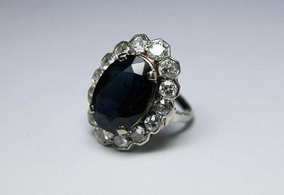 null BAGUE, la monture en platine ornée d'un saphir de taille ovale de 7 carats environ...