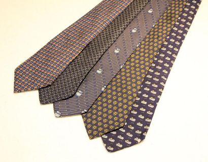 HERMES Lot de 5 cravates en soie