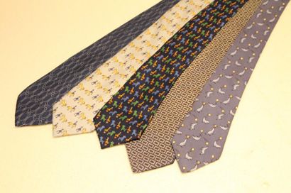 HERMES Lot de 5 cravates en soie