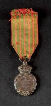 null Médaille de Sainte-Hélène, instituée en 1857. En bronze patiné. Ruban d'époque....