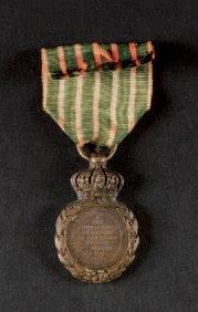 null Médaille de Sainte-Hélène, instituée en 1857. En bronze patiné, profil de l'Empereur...