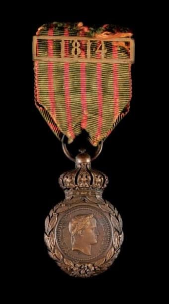 null Médaille de Sainte-Hélène, instituée en 1857. En bronze patiné. Ruban d'époque...