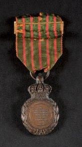 null Médaille de Sainte-Hélène, instituée en 1857. En bronze patiné. Ruban d'époque...