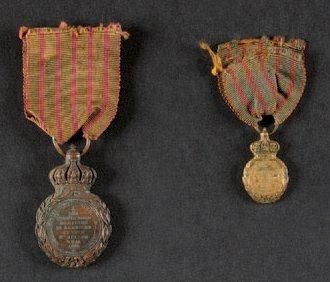 null Médaille de Sainte-Hélène, instituée en 1857. Deux médailles: En bronze patiné....