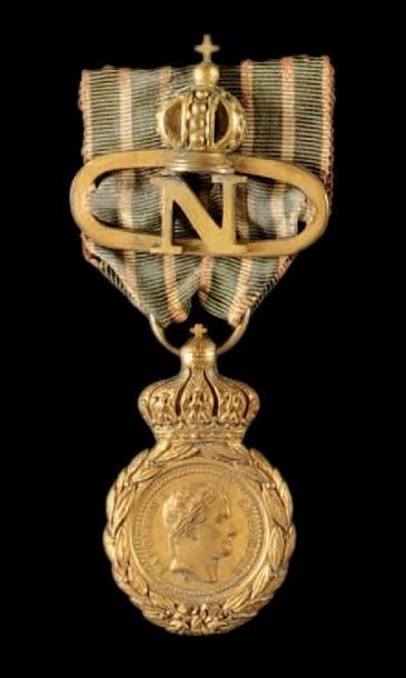 null Médaille de Sainte-Hélène, instituée en 1857. En bronze doré. Ruban d'époque...