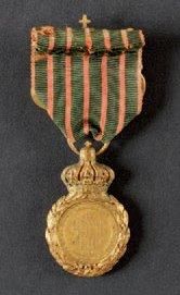 null Médaille de Sainte-Hélène, instituée en 1857. En bronze doré. Ruban d'époque...