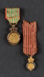 null Médaille de Sainte-Hélène, instituée en 1857. Deux médailles: - Réduction en...