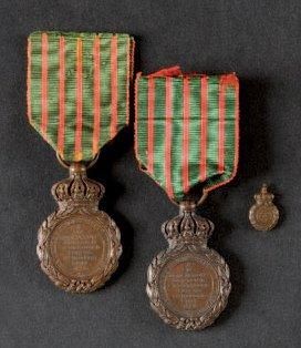 null Médaille de Sainte-Hélène, instituée en 1857. Ensemble de trois médailles: -...