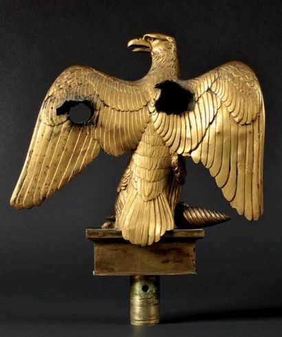 null Emouvante aigle de drapeau blessée, modèle 1804. Aigle en bronze doré, à tête...