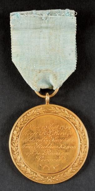 null Médaille d'Honneur et de Bravoure. Rare médaille ronde en or, à double pourtour...
