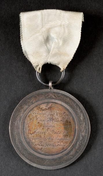null Médaille d'honneur et de bravoure, instituée en 1808. Médaille ronde en argent,...