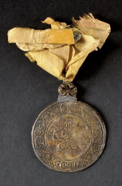 null Ordre du Croissant Médaille en laiton estampé bi face, datée «1801» Fragment...