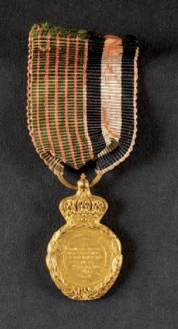  Médaille de Sainte-Hélène, instituée en 1857. Réduction. En bronze doré. Beau ruban...