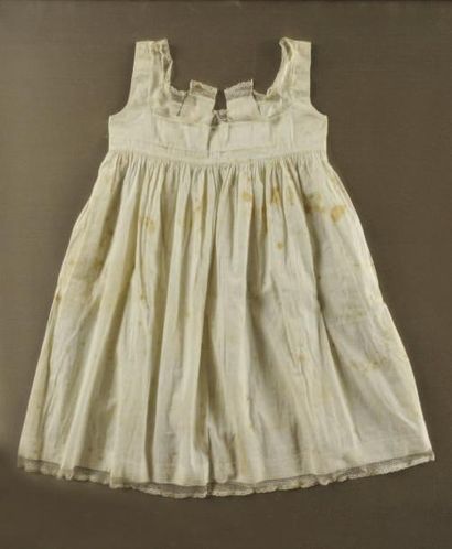 null Exceptionnel ensemble ayant appartenu au Roi de Rome: 1) Robe blanche en batiste,...