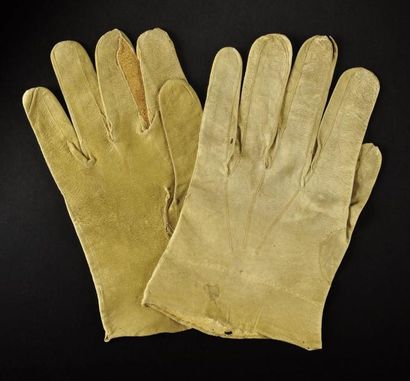 null Les gants de l'empereur Napoleon Ier. Rare paire de gants en fine peau, de couleur...
