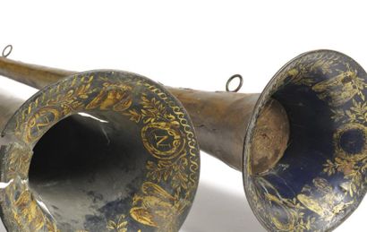 null Deux rares et longues trompettes de cérémonie, pour le Retour des Cendres de...