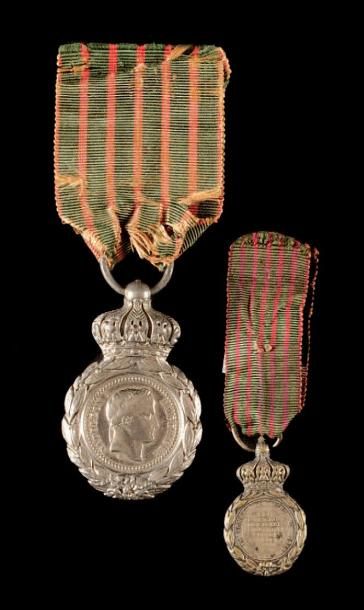 null Médaille de Sainte-Hélène, instituée en 1857. Deux médailles: a) En métal argenté....