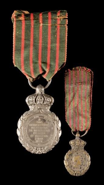 null Médaille de Sainte-Hélène, instituée en 1857. Deux médailles: a) En métal argenté....