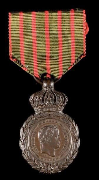 null Médaille de Sainte-Hélène, instituée en 1857. En bronze patiné. Ruban. Ht: 5...