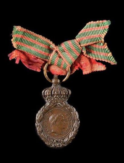 null Médaille de Sainte-Hélène, institué en 1857. Réduction. En bronze patiné. Ruban...