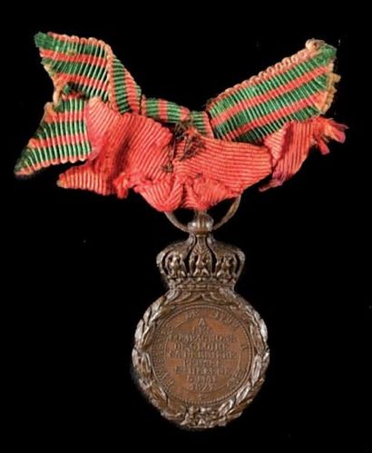 null Médaille de Sainte-Hélène, institué en 1857. Réduction. En bronze patiné. Ruban...