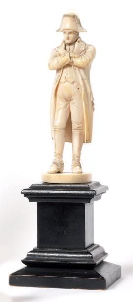 null «L'empereur Napoléon Ier». Statuette en ivoire sculpté représentant l'Empereur...