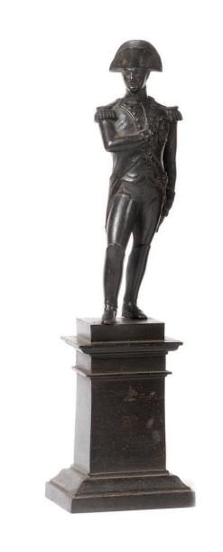 null «L'empereur Napoléon Ier» en pied en uniforme. Statuette en bronze à patine...