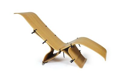 SANG JIN LEE (XXe-XXIe) Prototype de chaise longue. Lamellé-collé et colliers plastique....