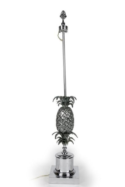 MAISON CHARLES Pied de lampe de type Ananas. Bronze argenté et métal chromé. Hauteur:...