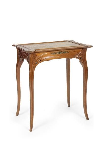 AUGUSTE METGÉ (1883-1970) Table à ouvrage en bois naturel sculpté et nervuré. Les...