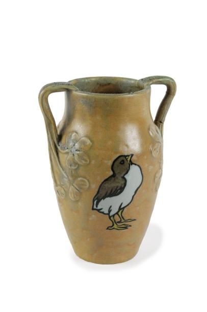 MONTIGNY-SUR-LOING Vase en grès à décor de poussins à deux anses sur fond beige Haut:...