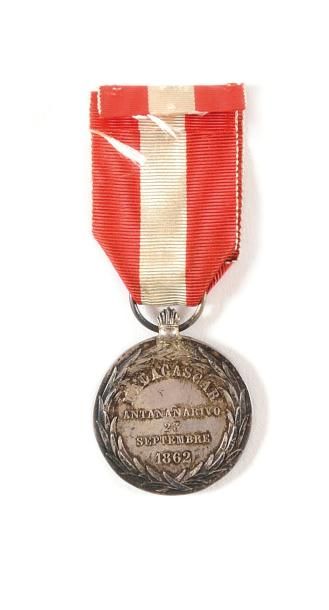 MADAGASCAR MEDAILLE DE RADAMA II, instituée en 1862. Médaille du 2ème type. En argent....