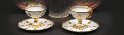 null DEUX TASSES SUR PIED AVEC LEURS SOUCOUPES, DE STYLE PREMIER EMPIRE. En porcelaine...