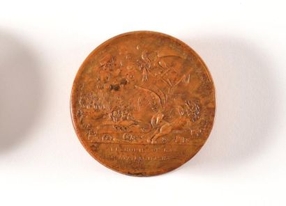 null «ALLEGORIE SUR LA BATAILLE DE IENA 1806». Boîte ronde en loupe ornée en relief...
