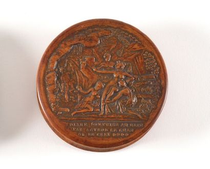 null BOITE RONDE EN LOUPE ornée en relief sur le couvercle de «Thésée coiffé de la...