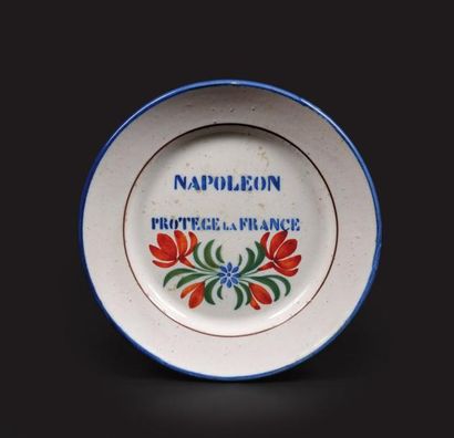 null «NAPOLEON PROTEGE LA FRANCE» Assiette décorative en porcelaine polychrome, ornée...