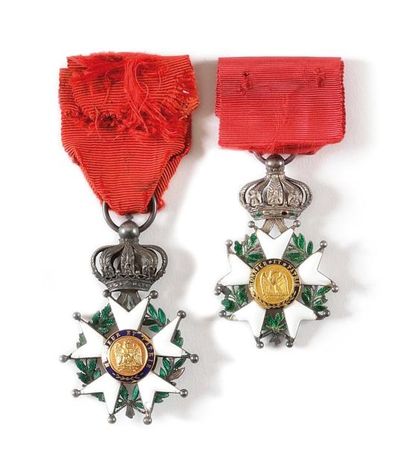 France ORDRE DE LA LEGION D'HONNEUR, institué en 1802. Deux étoiles de chevalier...