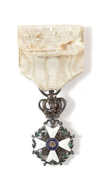 France CROIX DU LYS, instituée en 1814. Croix sous couronne, au profil du Roi Louis...