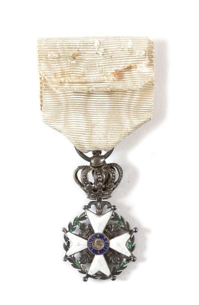 France CROIX DU LYS, instituée en 1814. Croix sous couronne, au profil du Roi Louis...