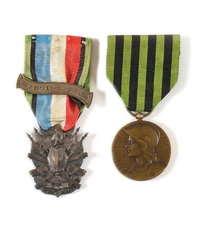 France Deux médailles commémoratives: - Médaille commémorative de la guerre de 1870-1871....
