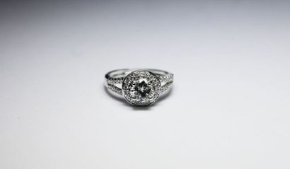null BAGUE en or gris sertie d'un diamant de taille brillant moderne de 1,01 carat...