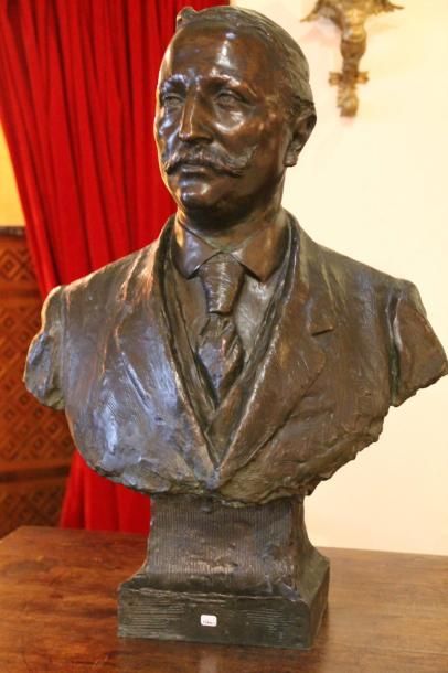 ECOLE FRANCAISE début XXème siècle Portrait d'homme Bronze signé sur le piédouche...