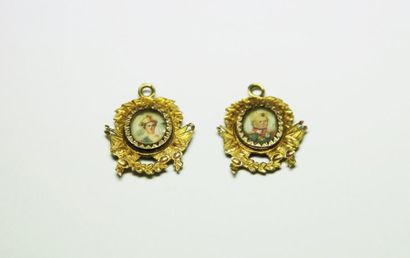 null LOT de deux petits pendentifs en or jaune, chacun représentant un portrait dans...