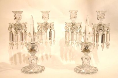 BACCARAT Paire de candélabres en cristal taillé à deux bras de lumières. XXème siècle...