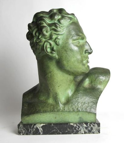 A. BAZZANI (XIX-XX) Tête d'homme de profil Bronze à patine verte signé Fondeur Etling...
