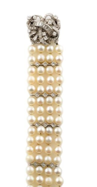 null BRACELET MANCHETTE en or gris et platine composé de quatre rangs de perles de...