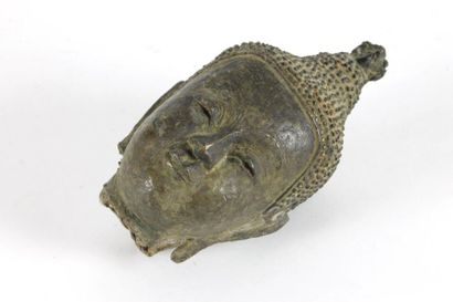 null BIRMANIE Tête en bronze de Bouddha XIXème siècle Haut: 16,5 cm
